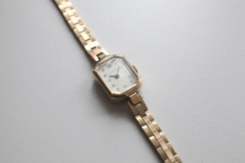 Julia Camargo mit der Armbanduhr ihrer Großmutter. Foto: Stephan Pramme, Jüdisches Museum Berlin.