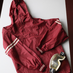 Jacke und Skibrille. Foto: Stephan Pramme,
                    Jüdisches Museum Berlin.