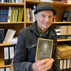 Abi Wallenstein mit der Fotografie seiner Großmutter. Fotos: IGdJ