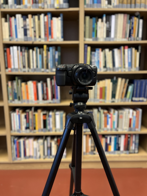 Kamera auf Stativ mit der die Aufnahmen in den Räumen des Instituts durchgeführt wurden